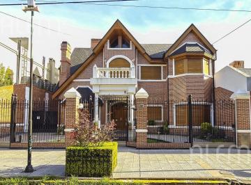 Casa · 773m² · 7 Ambientes · 9 Cocheras · Casa en Banfield Este