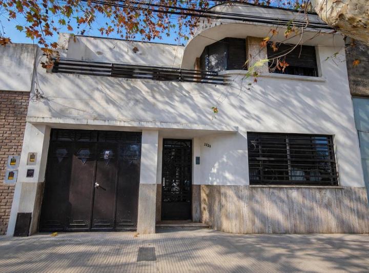 Casa · 230m² · 6 Ambientes · 1 Cochera