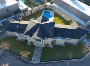 Casa · 388m² · 6 Ambientes · 4 Cocheras · Casa de Categoria a La Venta