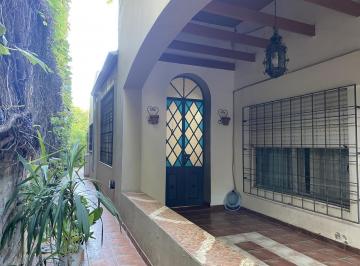 Casa · 210m² · 4 Ambientes · 2 Cocheras · Casa en Banfield, Amplia, Lavadero, 3 Baños, 3 Dorm. y Quincho