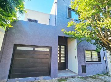 Casa · 140m² · 4 Ambientes · 1 Cochera · Casa de 4 Ambientes con Cochera