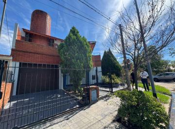 Casa · 275m² · 8 Ambientes · 1 Cochera · Casa 6 Dorm. Patio y Cochera en Alto Verde - Venta