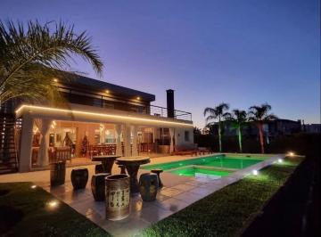 Casa · 317m² · 6 Ambientes · 4 Cocheras · Casa en Venta 6 Ambientes Al Lago El Cantón Barrio Islas - Escobar