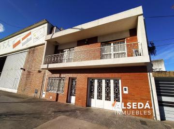 Casa · 213m² · 4 Ambientes · 1 Cochera · Casa de 3 Dorm. - Cochera - Patio con Quincho y Parrilla. Excelente Estado.