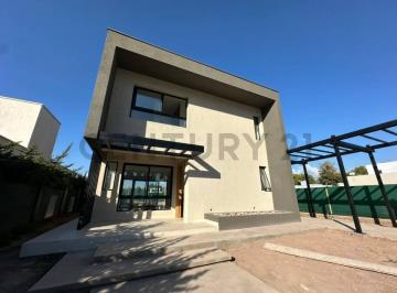 Casa · 274m² · 6 Ambientes · 2 Cocheras · Casa en Venta Barrio Pueblo Malbec