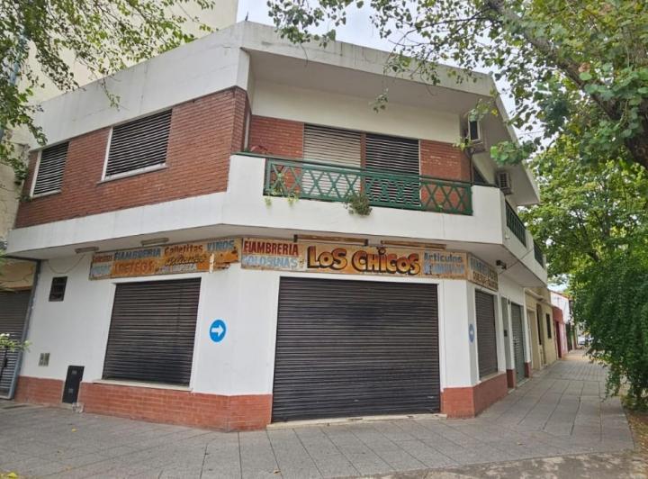 Local comercial · 180m² · 4 Ambientes · 1 Cochera
