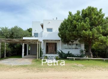Casa · 270m² · 6 Ambientes · 2 Cocheras · Casa en Venta en Costa Esmeralda. Gas Natural - 5 Habitaciones