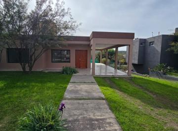 Casa · 215m² · 6 Ambientes · 1 Cochera · Hermosa Casa de Tres Dorm. con Patio - Barrio Cañitas