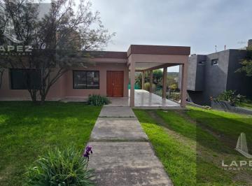 Casa · 215m² · 6 Ambientes · 1 Cochera · Hermosa Casa de Tres Dorm. con Patio - Barrio Cañitas