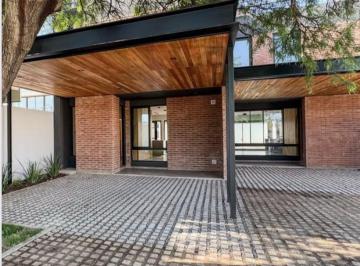 Casa · 181m² · 17 Ambientes · 4 Cocheras · Duplex en Venta en Distrito Sur