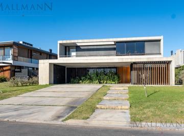 Casa · 270m² · 3 Dormitorios · 3 Cocheras · Casa 3 Dorm. en Venta a La Laguna y Golf en Pilará La Calesa