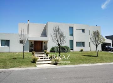 Casa · 330m² · 7 Ambientes · 2 Cocheras · Casa Venta 7 Ambientes con Vista Al Golf en La Calesa Pilará Pilar Lote de 1000 m²