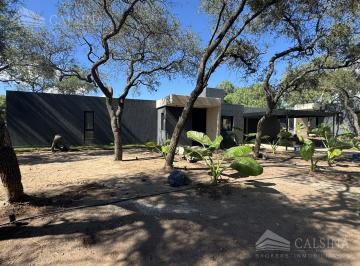 Casa · 155m² · 3 Dormitorios · 2 Cocheras · Villa Allende - Barrio Golf - Casa 3 Dorm. en Venta