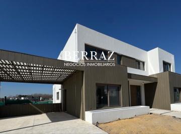 Casa · 216m² · 5 Ambientes · 2 Cocheras · Casa Venta 4 Dorm. Barrio Santa Ana Lote de 638 m² Villanueva Tigre