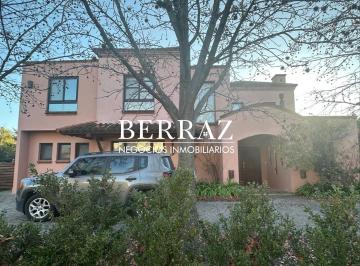 Casa · 253m² · 5 Ambientes · 1 Cochera · Casa Venta 4 Dorm. Barrio St Matthew´s Lote de 870 m² Pilar