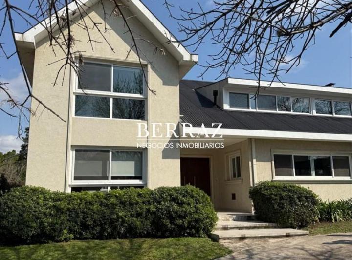 Casa · 355m² · 6 Ambientes · 2 Cocheras