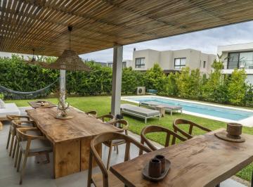 Casa · 223m² · 4 Ambientes · 4 Cocheras · Venta de Casa en Los Castaños, Nordelta