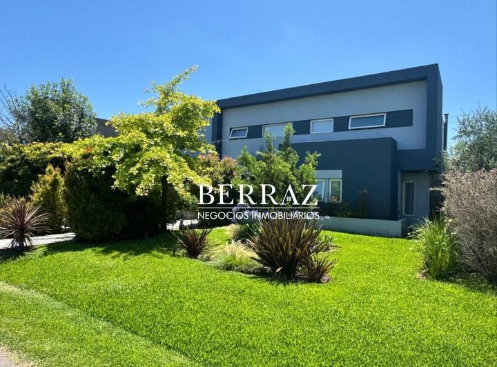 Casa · 216m² · 7 Ambientes · 4 Cocheras