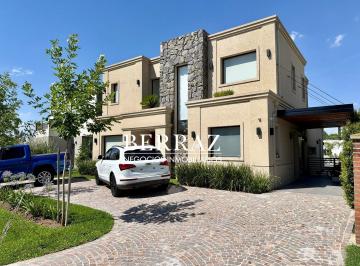 Casa · 206m² · 5 Ambientes · 1 Cochera · Casa Venta 3 Dorm. Santo Tomas Lote de 445 m² Pilar