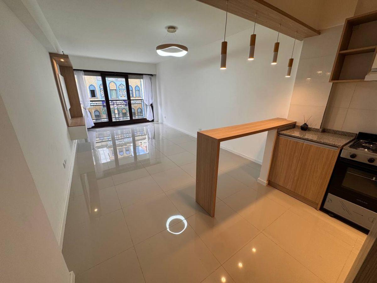 Depto 3 amb, 67m² con balcón saliente — Plaza Mitre