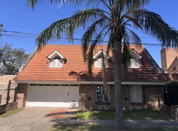 Casa · 217m² · 3 Ambientes · 1 Cochera · ¡Venta! Casa en Urca - 2 Dorm. en Planta Baja ¡Con Escritura!