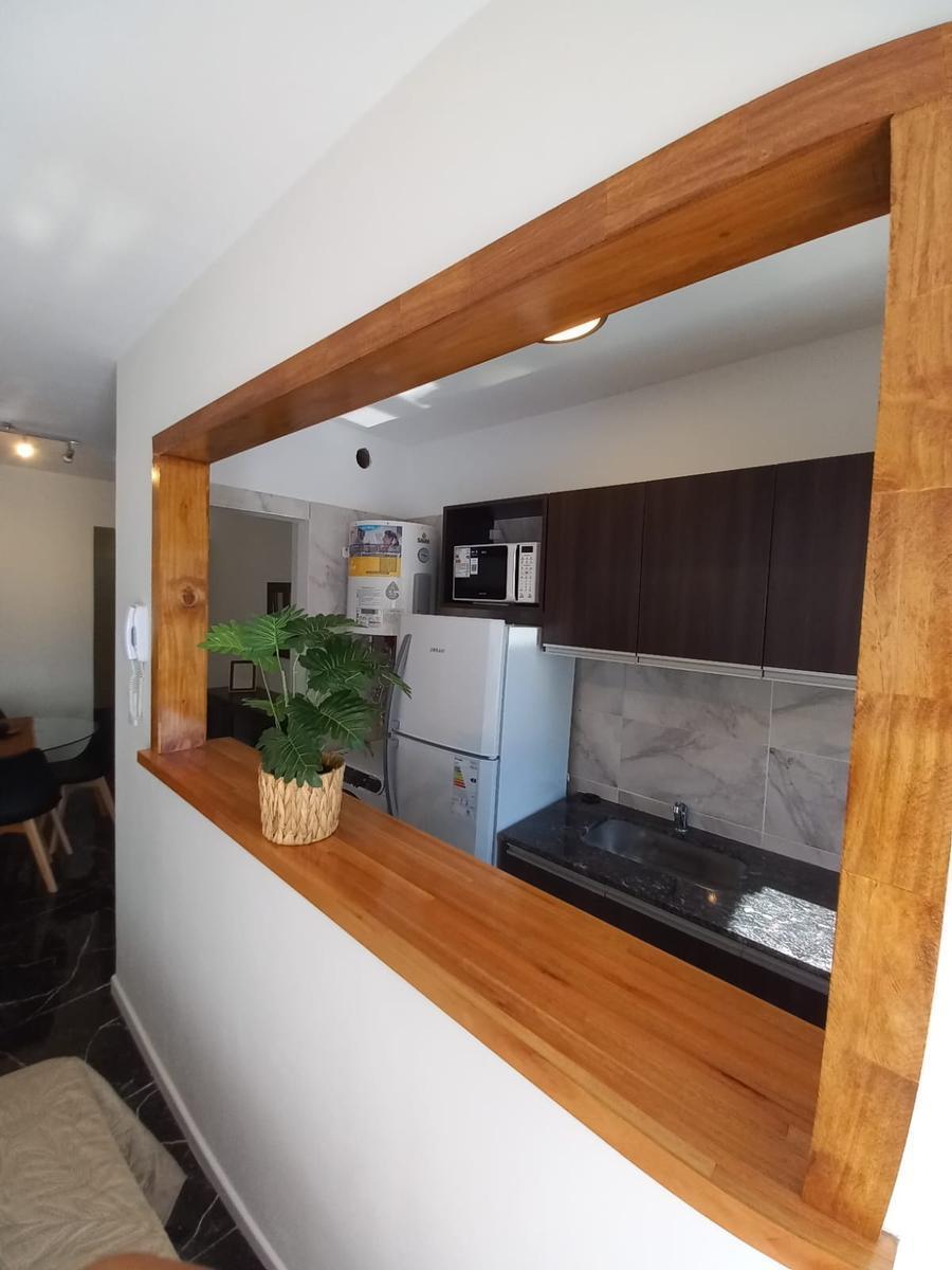 Monoambiente al frente con balcón saliente