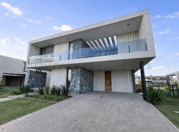 Casa · 1100m² · 3 Dormitorios · 2 Cocheras · Casa en Venta en Vida Barrio Cerrado