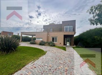 Casa · 180m² · 6 Ambientes · 2 Cocheras · Casa en Haras Santa Maria Barrio El Molino