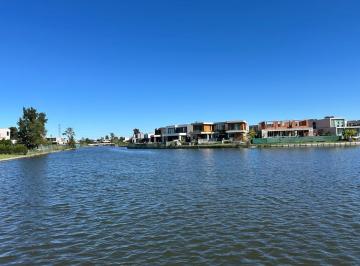 Casa · 240m² · 6 Ambientes · 2 Cocheras · Casa a La Laguna - Barrio Laguna Grande - a La Laguna - Villanueva