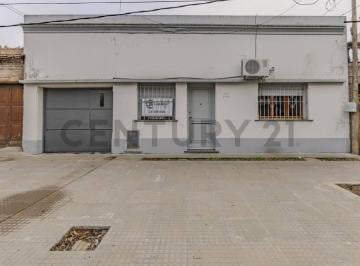 Casa · 85m² · 3 Ambientes · 1 Cochera · Casa Sobre Lote de 500 m² en La Plata – Ideal Inversión o Proyecto