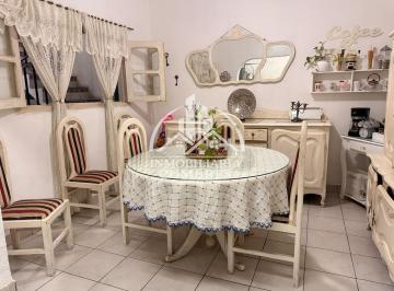 Casa · 216m² · 5 Ambientes · Casa Esquina en Venta en Pasaje Torino