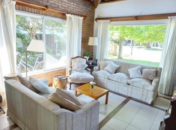 Casa · 248m² · 8 Ambientes · 3 Cocheras · Alquiler de Hermosa Casa en Barrio Santa Bárbara