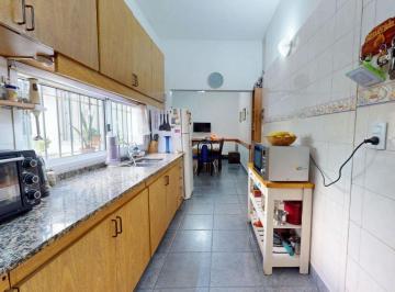 Casa de 4 ambientes, Vicente López · Casa con Amplio Living Reciclado + Patio + Cochera en Florida