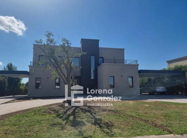 Casa · 310m² · 5 Ambientes · 8 Cocheras