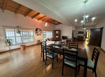 Casa · 195m² · 5 Ambientes · 1 Cochera · Casa en Venta - 4 Dorm. 3 Baños - Tandil