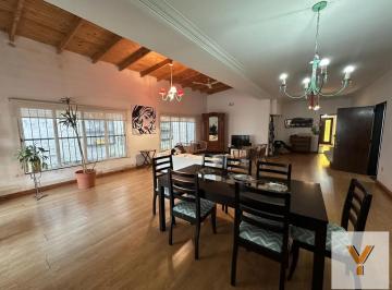 Casa · 195m² · 5 Ambientes · 1 Cochera · Casa en Venta - 4 Dorm. 3 Baños - Tandil