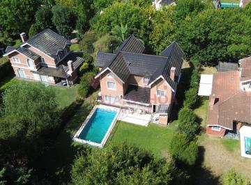 Casa · 230m² · 4 Dormitorios · 4 Cocheras · Casa en Venta de 6 Ambientes en Solar del Bosque, Canning, con Pileta