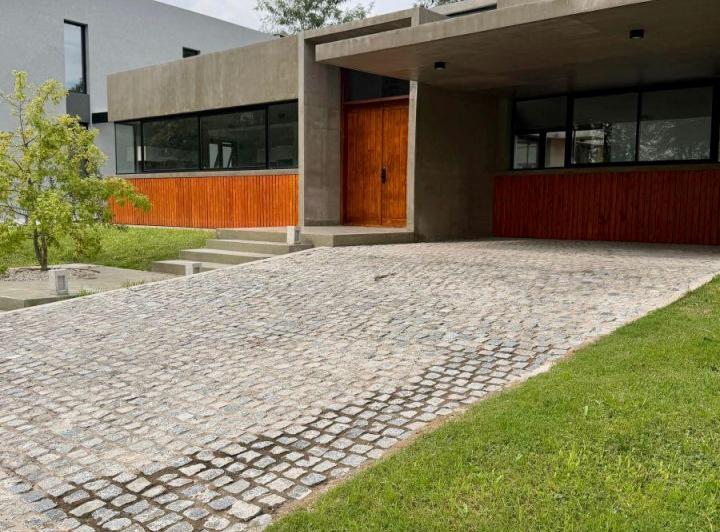 Casa · 222m² · 4 Ambientes · 1 Cochera