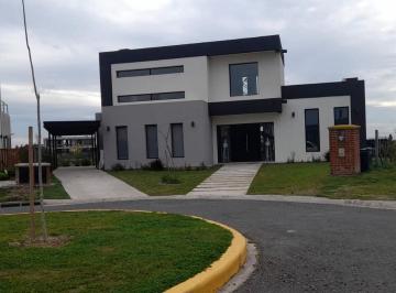Casa · 170m² · 4 Ambientes · 1 Cochera · Alquiler Casa en San Sebastian Area 7 Cod 540