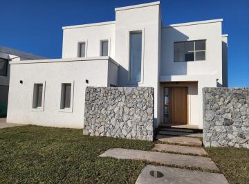 Casa · 202m² · 4 Dormitorios · 2 Cocheras · Casa en Alquiler en Santa Ana Villanueva a Estrenar a La Laguna