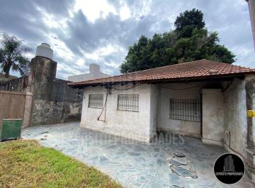 Casa de 4 ambientes, Tres de Febrero · Casa 4 Ambientes Sobre Lote Propio de 500 m². "Apta Credito Bancario".
