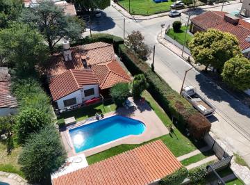 Casa · 197m² · 7 Ambientes · 1 Cochera · Casa en Venta en Villa Carlos Paz con 4 Dorm. y Pileta
