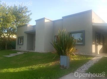 Casa · 460m² · 4 Ambientes · 2 Cocheras · Casa en Alquiler Anual en La Cuesta – 3 Dorm. – Galería con Parrilla – Lote Central