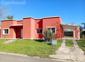 Casa · 460m² · 4 Ambientes · 3 Cocheras · Casa en Alquiler Anual en La Cuesta – 3 Dorm. – Galería con Parrilla – Lote Central