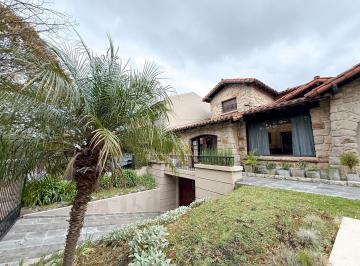 Casa · 378m² · 6 Ambientes · 3 Cocheras · Gran Chalet 6 Amb. con Parque y Piscina Climatizada