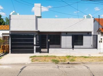 Casa · 156m² · 4 Ambientes · 1 Cochera · Venta Casa 4 Ambientes con Jardín y Garaje en Haedo.