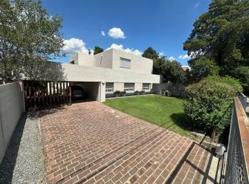 Casa de 6 ambientes, Córdoba · Hermosa Casa en La Mejor Zona del Cerro - 4 Dorm. - Impecable!