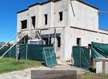 Casa · 150m² · 5 Ambientes · 3 Cocheras · Rbs. Hermosa Casa en Barrio Santa Sofia, Pilar del Este