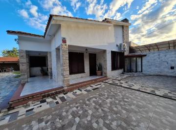 Casa · 240m² · 7 Ambientes · 1 Cochera · Casa en Venta. Baigorria.