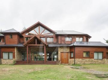 Casa · 400m² · 7 Ambientes · 2 Cocheras · Venta Casa San Martin de Los Andes. Estancia Los Ñires